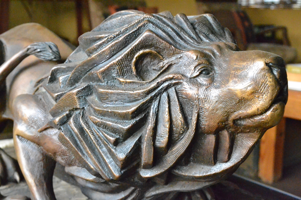 whitelions-lion-statue