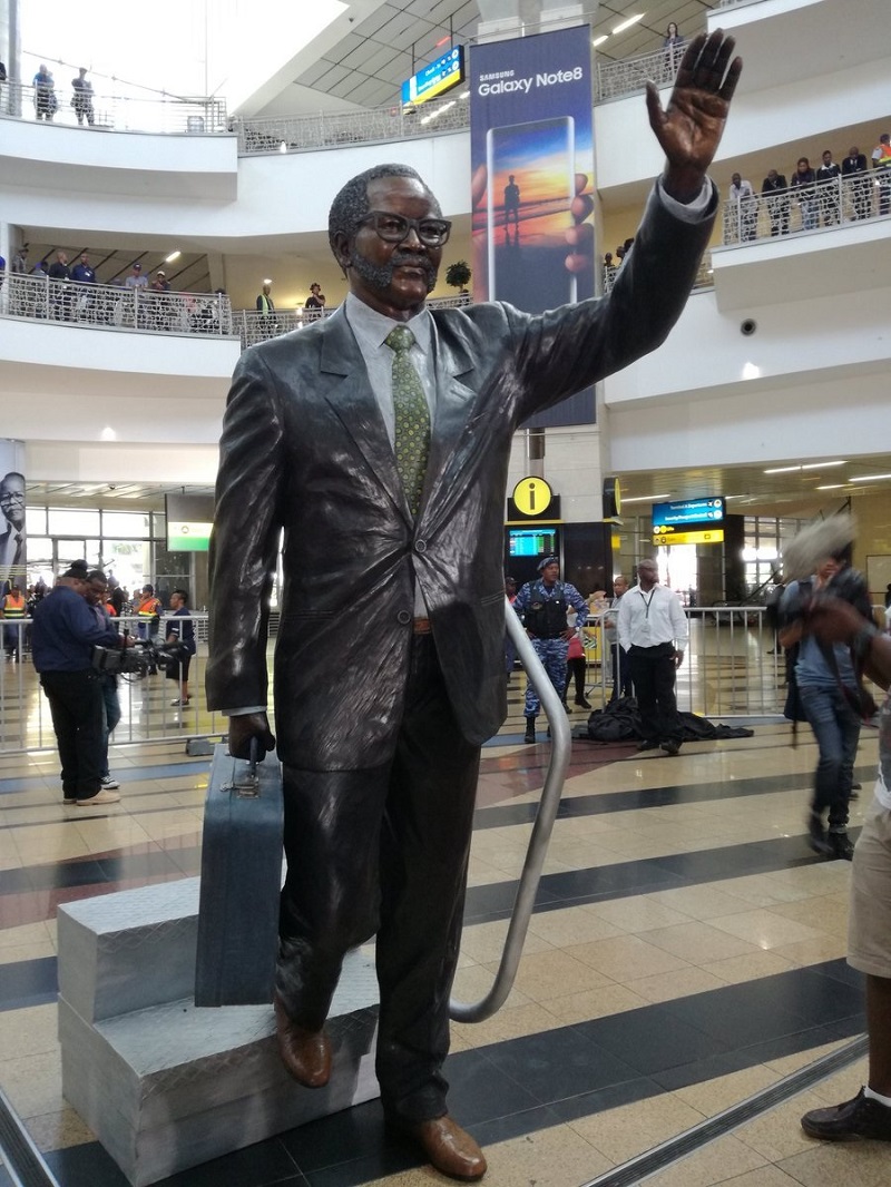 OR Tambo statue airport