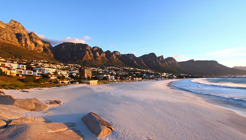 Camps Bay: As one of South Africa's most famous beaches, Camp's Bay attracts tourists and locals alike with pristine white sand beaches, favourable summer weather and one-in-a-million views of the majestic Table Mountain. (Image :Wikipedia) 